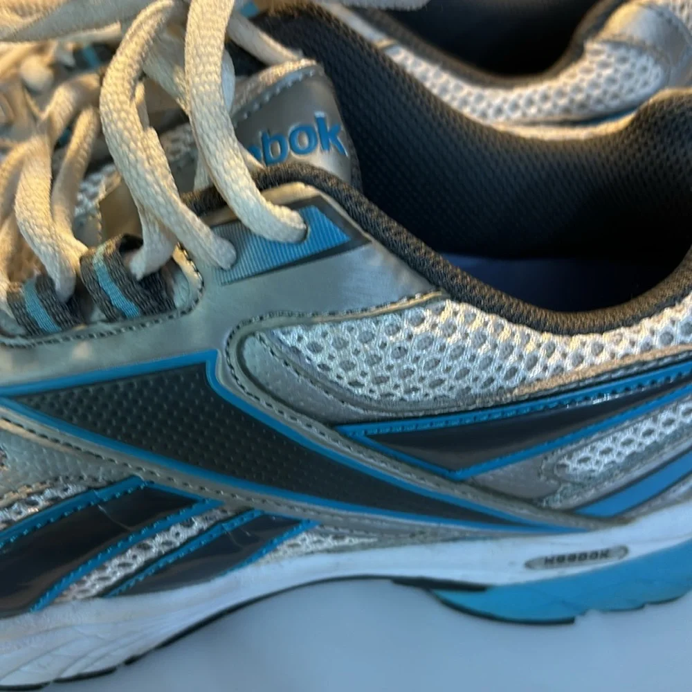 Reebok blue and white athletic shoes Ecco powered by receptor technology size 8